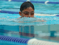 Niño nadando