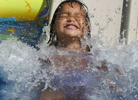 niña bañándose