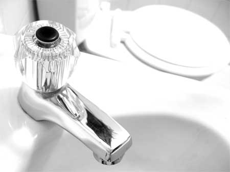 Las manchas sobre las uñas de las manos de la causa y el tratamiento