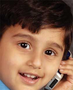 niño hablando por el teléfono móvil